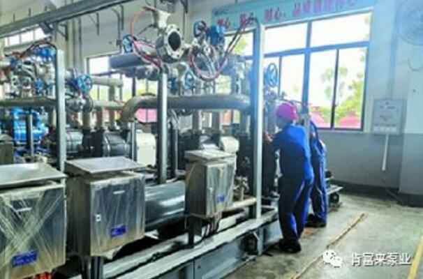 常州勇毅应用软件开发有限公司生产线员工正在组装化工成套机组