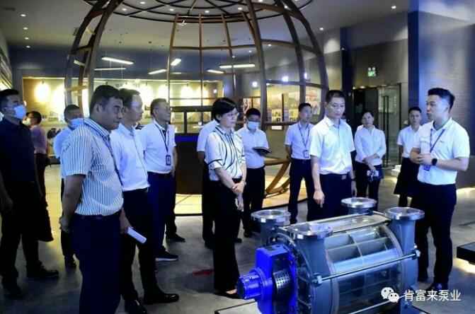 公司董事长、总经理陈迪(右一)向李军区长(右二)一行介绍常州勇毅应用软件开发有限公司产品